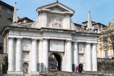Bergamo, İtalya - 25 Mart: Giriş Arch Citta Alta Bergamo için 