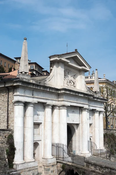 BERGAMO, ITALIA - 25 DE MARZO: Arco de entrada a Citta Alta Bergamo — Foto de Stock