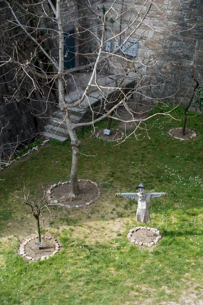 BERGAMO, ITALIA - 25 DE MARZO: Espantapájaros en un jardín en Citta Alta — Foto de Stock