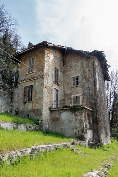 Μπέργκαμο, Ιταλία - 25 Μαρτίου: Ερειπωμένο κτίριο σε Μπέργκαμο στην Ital — Φωτογραφία Αρχείου