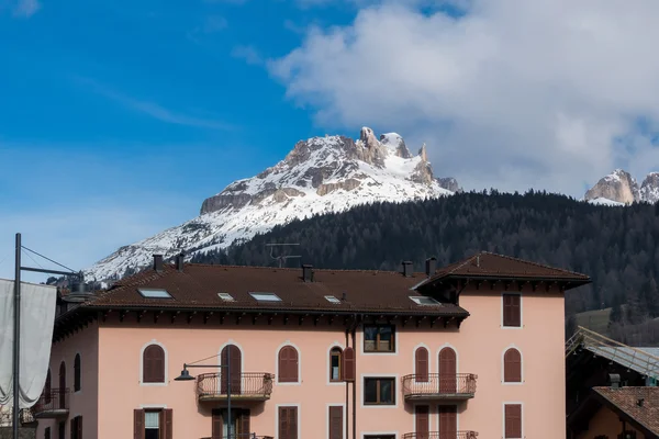 Moena, Trentino/Italien - 26 mars: Utsikt över berget ovanför Mo — Stockfoto