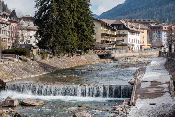 MOENA, TRENTINO/ITALY - MARCH 26 : Avisio River in Moena Trentin — Stock Photo, Image