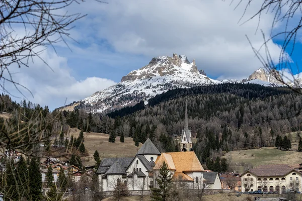 Moena, Trentino/Itálie - březen 26: Kostel San Vigilio v Moen — Stock fotografie
