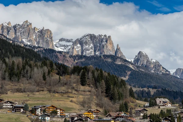 Moena, Trentino/Italien - 26 mars: Utsikt över berget ovanför Mo — Stockfoto
