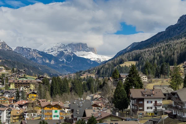 Moena, Trentino/Itálie - březen 26: Pohled z hory nad Mo — Stock fotografie