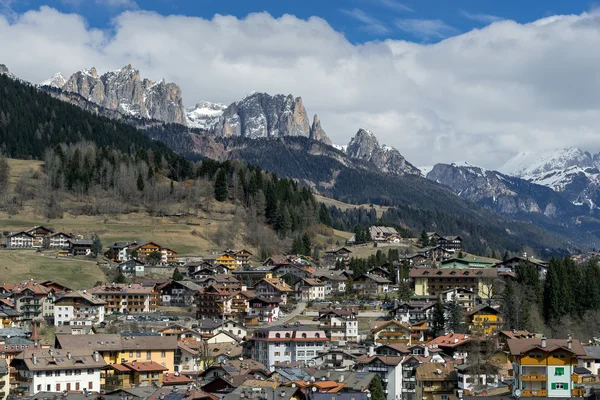 Moena, Trentino/Itálie - březen 26: Pohled z hory nad Mo — Stock fotografie