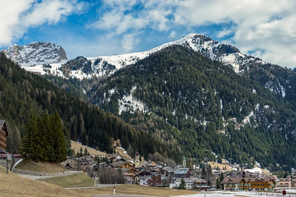 CANAZEI, TRENTINO / ITÁLIA - 26 DE MARÇO: Vista de Canazei no Dolo — Fotografia de Stock