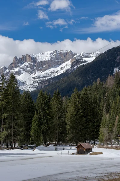 Údolí Di Fassa, Trentino/Itálie - březen 26: Stodola v údolí — Stock fotografie