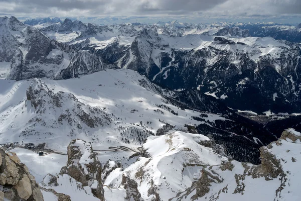 Sass pordoi, Trentino / Italien - 26. März: Blick vom sass pordoi i i — Stockfoto