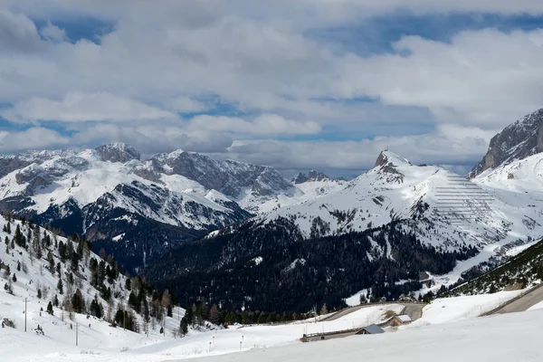 Sass Pordoi, Trentino/Italien - 26 mars: Visa från Sass Pordoi — Stockfoto