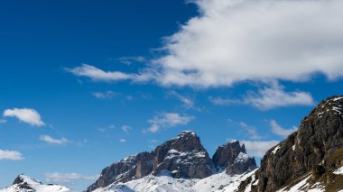 Dolomites üzerinden Pordoi Pass görünümünü