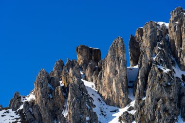Dolomites üzerinden Pordoi Pass görünümünü