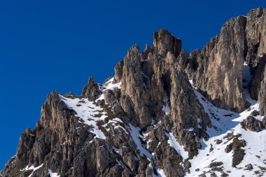 Dolomites üzerinden Pordoi Pass görünümünü