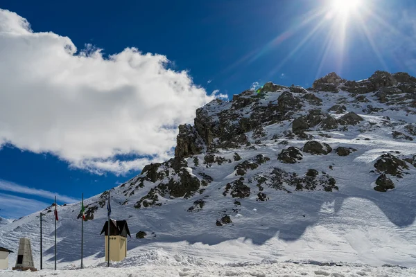 Pordoi, Trentino, Italië - 26 maart: Uitzicht op de Dolomieten van t — Stockfoto