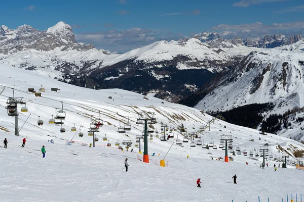 Pordoi, Trentino/Italien - 26 mars: Skidåkning i Dolomiterna på t — Stockfoto