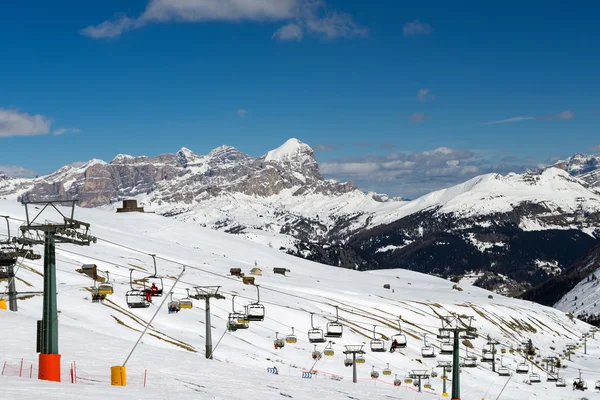 Pordoi, Trentino/Italien - 26 mars: stolliftarna i Dolomiterna — Stockfoto