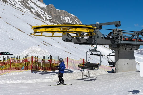 Pordoi, Trentino/Italien - 26 mars: stolsliften i Dolomiterna — Stockfoto