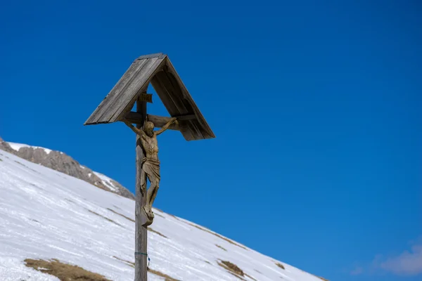 PORDOI, TRENTINO / ITALIA - 26 DE MARZO: Escultura de Jesús en el Cr. — Foto de Stock