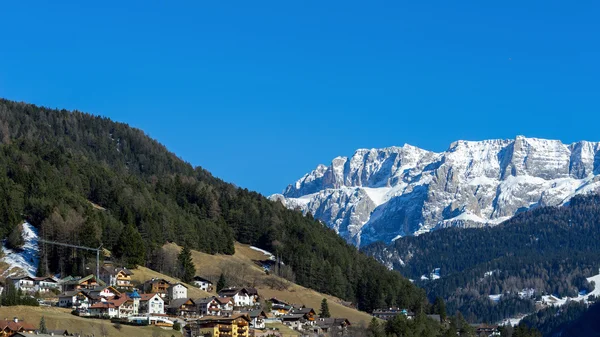 Ortisei, Trentino/Itálie - březen 26: Pohled Ortisei ve Val Gard — Stock fotografie