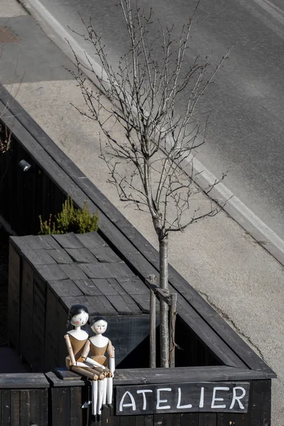 ORTISEI, TRENTINO / ITÁLIA - MARÇO 26: Dois manequins em um muro em — Fotografia de Stock