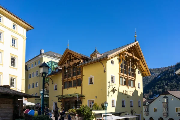 St. Ulrich, Trentino / Italien - 26. März: Blick auf das Adlergebäude — Stockfoto