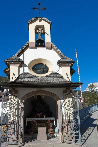 ORTISEI, TRENTINO / ITALIE - 26 MARS : Vue de la chapelle à côté de — Photo