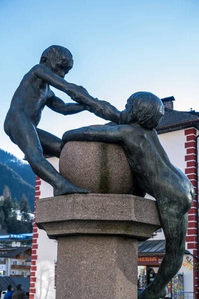 Ortisei, Trentino/Itálie-březen 26: socha dvou dětí v O — Stock fotografie