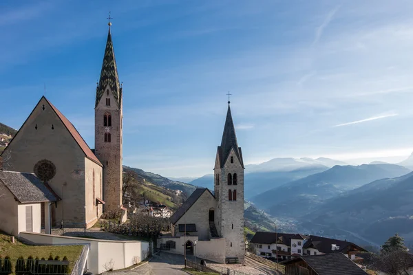 Villanders, Zuid-Tirol/Italië - 27 maart: Parochiekerk en St — Stockfoto