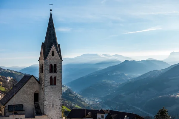 Villanders, Zuid-Tirol/Italië-27 maart: parochiekerk in vill — Stockfoto