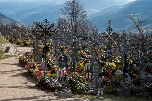 Villanders, Zuid-Tirol/Italië - 27 maart: Begraafplaats van de Parijs — Stockfoto
