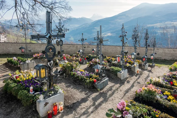 Villanders, Zuid-Tirol/Italië - 27 maart: Begraafplaats van de Parijs — Stockfoto