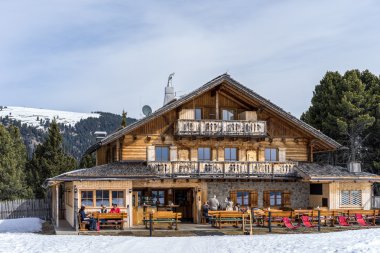 Rinderplatz, South Tyrol/İtalya - 27 Mart: Restoran Malga Rin