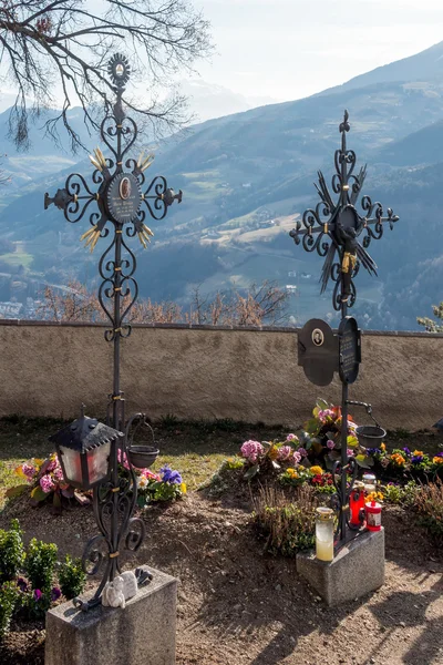 Villanders, Zuid-Tirol/Italië - 27 maart: Begraafplaats van de Parijs — Stockfoto