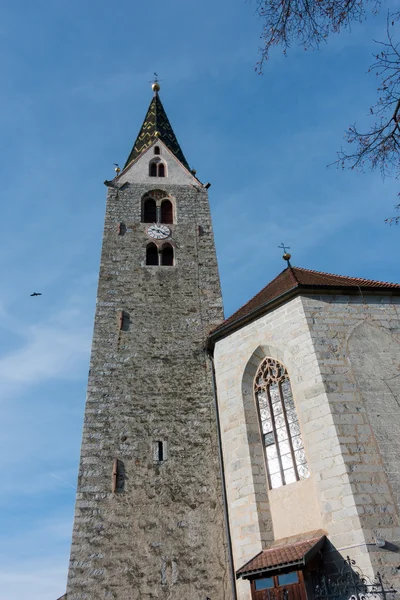 Villanders, Південний Тироль, Італія - 27 березня: Дзвіниця парафії — стокове фото