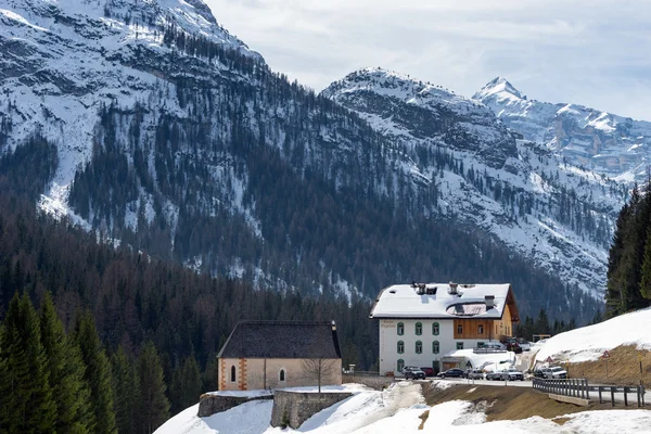Cortina D'Ampezzo, Veneto/Itálie - 27. března: Budovy podél — Stock fotografie