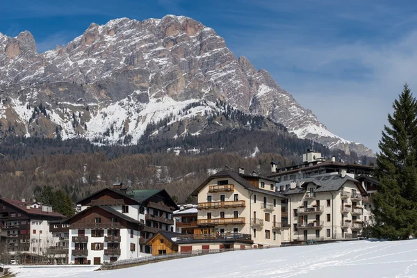 Cortina D'Ampezzo, Veneto, Italië - 27 maart: Weergave van Cortina d'een — Stockfoto