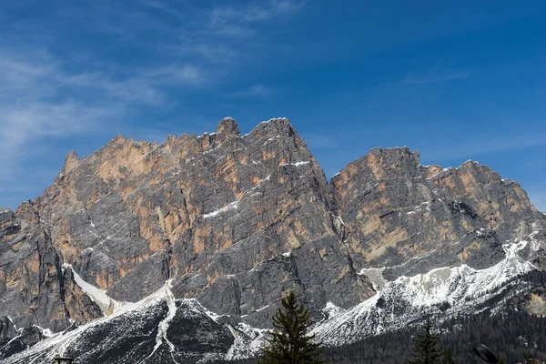 Roter Berg bei Cortina d 'Ampezzo — Stockfoto