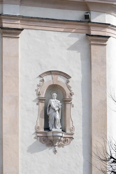 CORTINA D 'AMPEZZO, VENETO / ITALIA - 27 DE MARZO: Estatua en la Pared — Foto de Stock