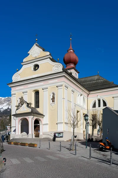 Ortisei, Trentino, Italië - 26 maart: Bekijken van de parochiekerk — Stockfoto