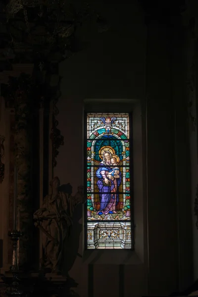 Arco, Trentino / Italien - 28. März: Kirchenfenster in der Kirche — Stockfoto