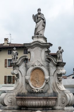 Arco, Trentino/İtalya - 28 Mart: Üniversite heykel 