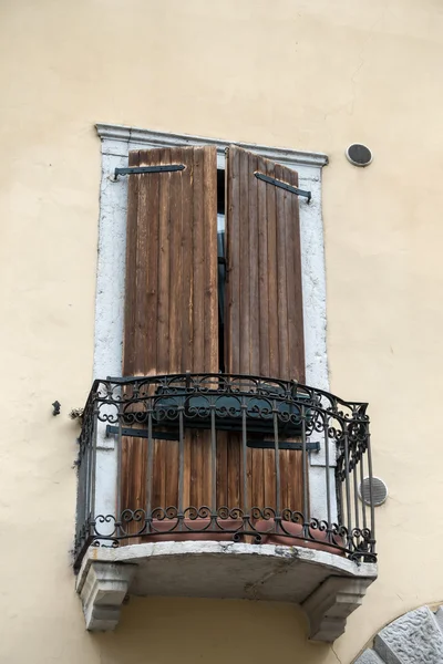 ARCO, TRENTINO/ITALY - MARCH 28 : Shuttered Buildng in Arco Tren — Stock Photo, Image