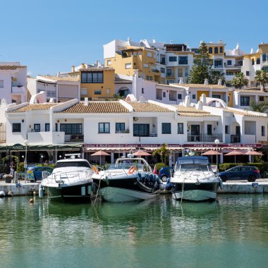 Cabo Pino, Andalucia/İspanya - 22 Mayıs: Harbou içinde demirleyen tekneleri