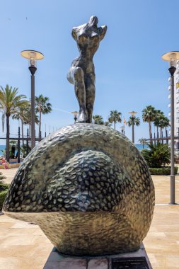 Marbella, Andalucia-İspanya - 23 Mayıs: Çıplak kadın yürüyen merdiven yukarı