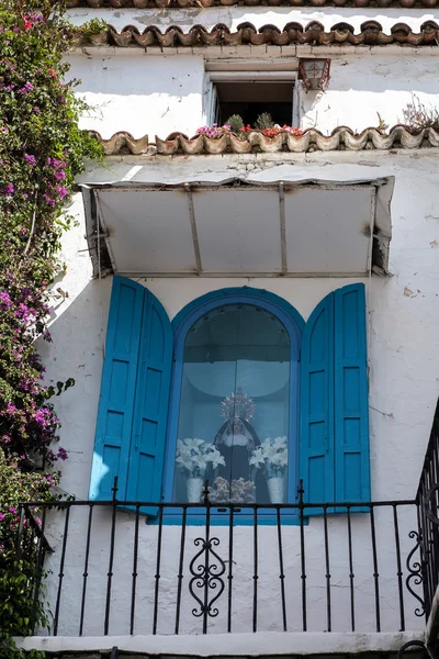 MARBELLA, ANDALUCIA/SPAIN - MAY 23 : Madonna Statue in a Window — Stock Photo, Image