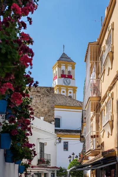 Marbella, Andalucia-İspanya - 23 Mayıs: Görünüm aşağı yan sokakları t — Stok fotoğraf