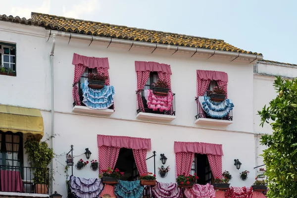 MARBELLA, ANDALUCIA / ESPAÑA - 23 DE MAYO: Tradicionales vestidos españoles — Foto de Stock