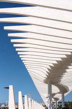 Malaga, Andalucia/İspanya - 25 Mayıs: Modern Pergola ve liman