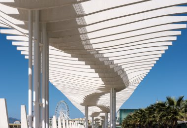 Malaga, Andalucia/İspanya - 25 Mayıs: Modern Pergola ve liman