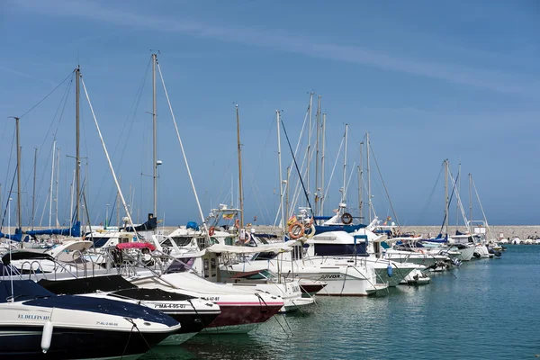 FUENGIROLA, ANDALUCIA / ESPAÑA - 24 DE MAYO: Barcos de lujo en Fuengirol — Foto de Stock